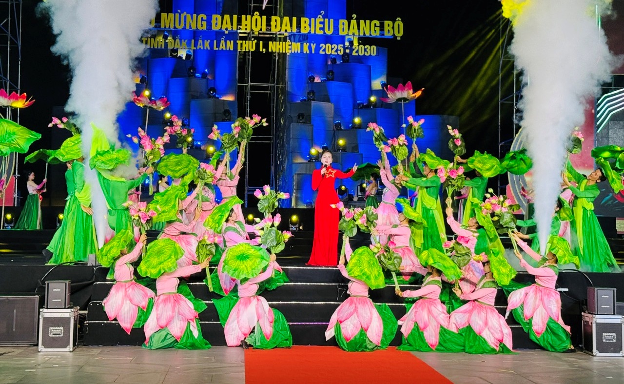 Tiết mục hát múa "Đắk Lắk – Đại ngàn và biển xanh".